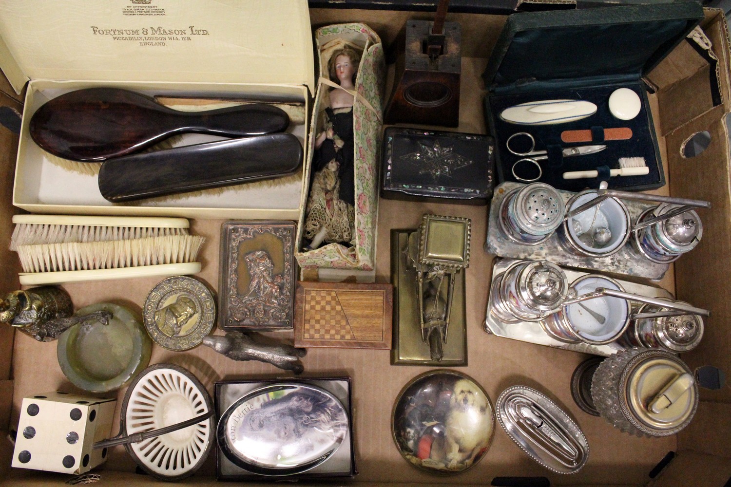 Miscellaneous collectables to include table lighters, an onyx ashtray mounted with a pheasant.