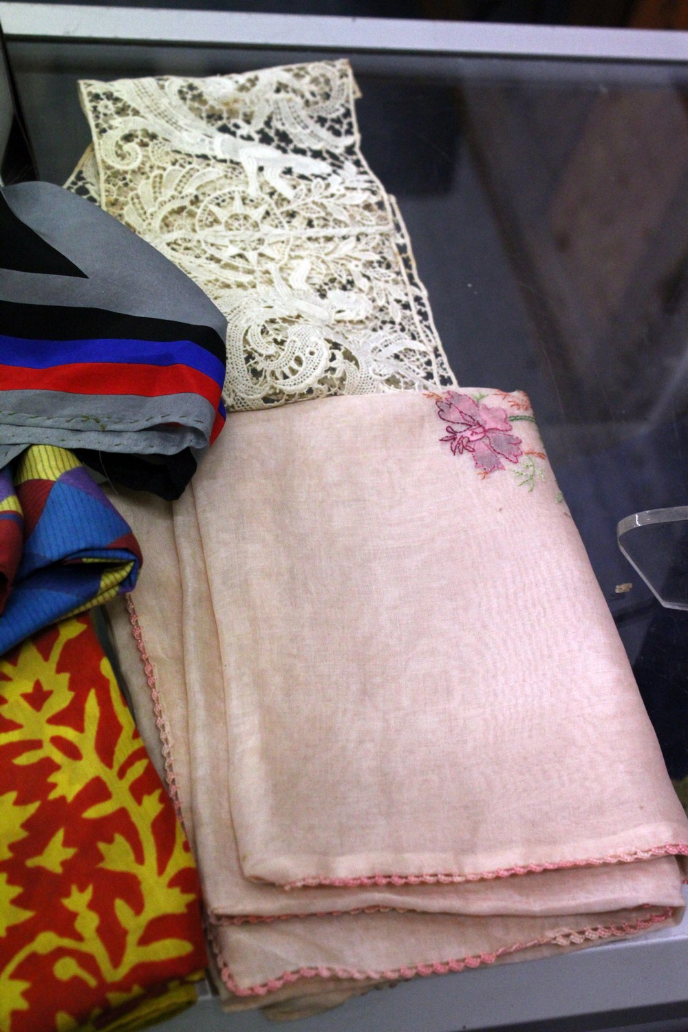 Ladies' head scarves, a small piece of early lace and other textiles. - Image 4 of 4
