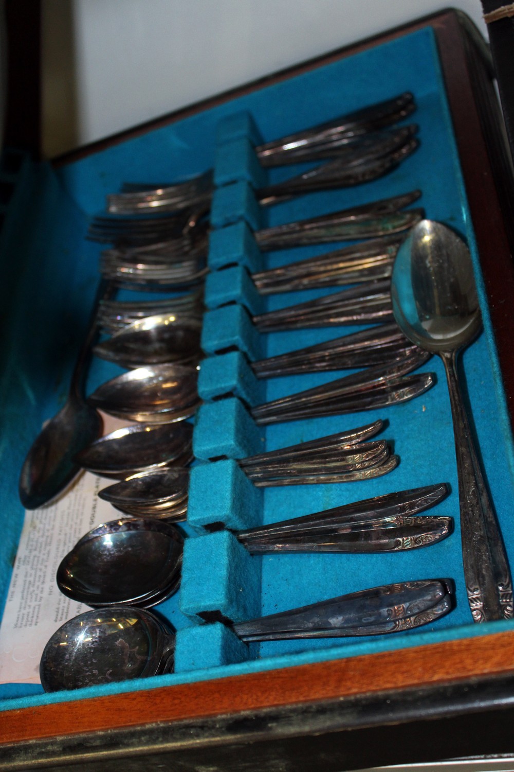 A canteen of cutlery other plated flatware and miscellaneous collectables. - Image 3 of 5