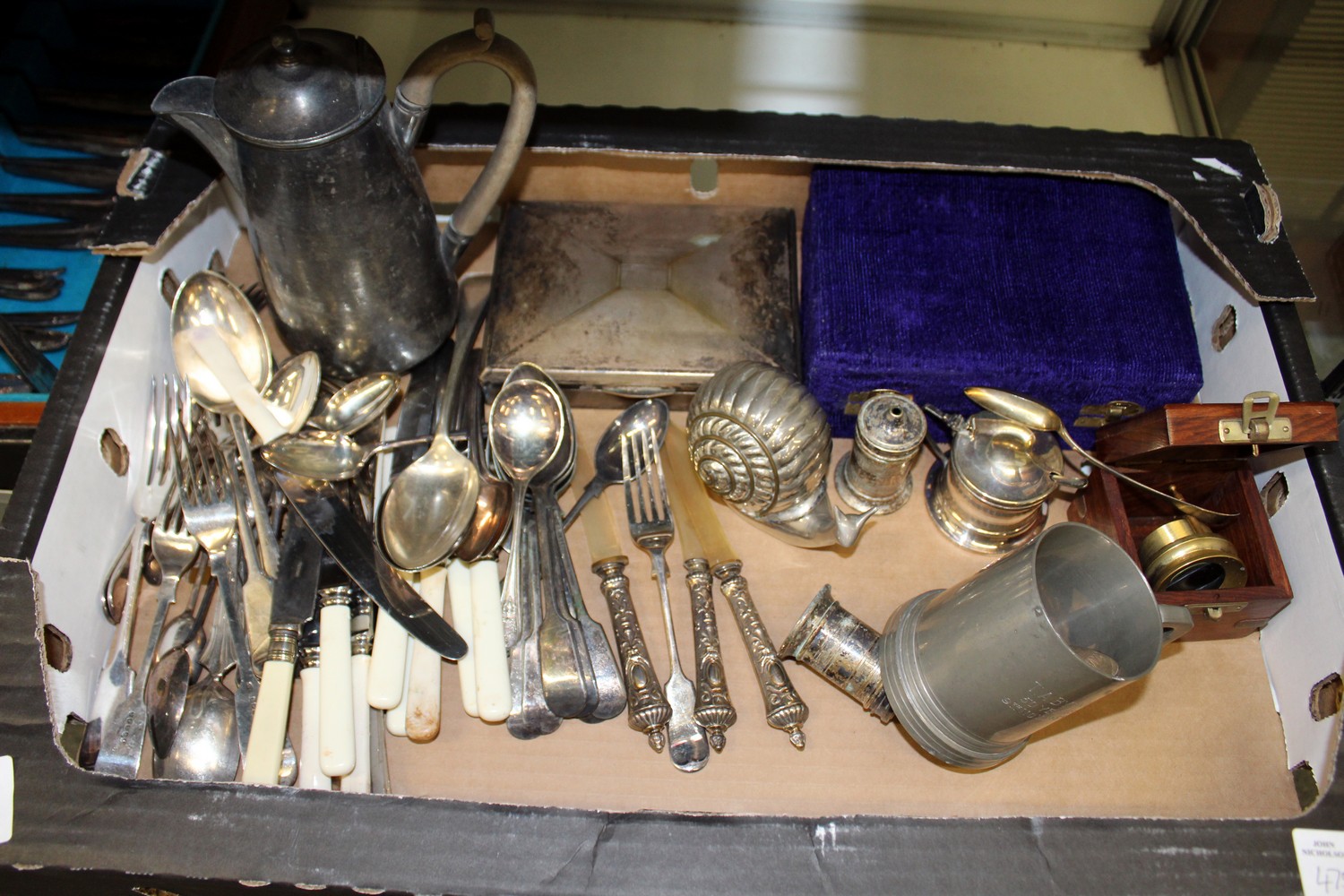 A canteen of cutlery other plated flatware and miscellaneous collectables. - Image 4 of 5