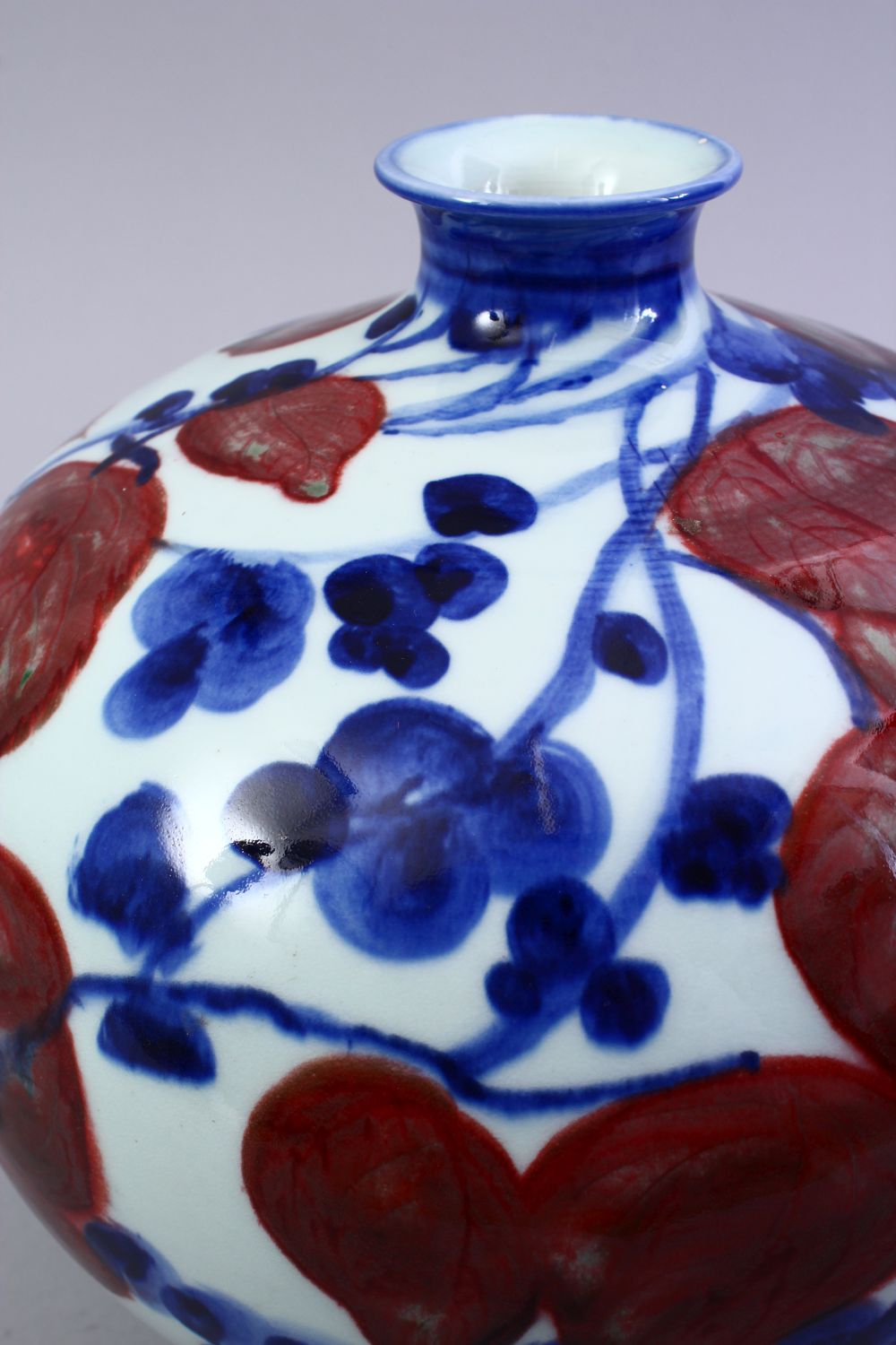 A GOOD 20TH CENTURY JAPANESE BLUE & IRON RED PORCELAIN GLOBULAR VASE, decorated in underglaze blue & - Image 5 of 8