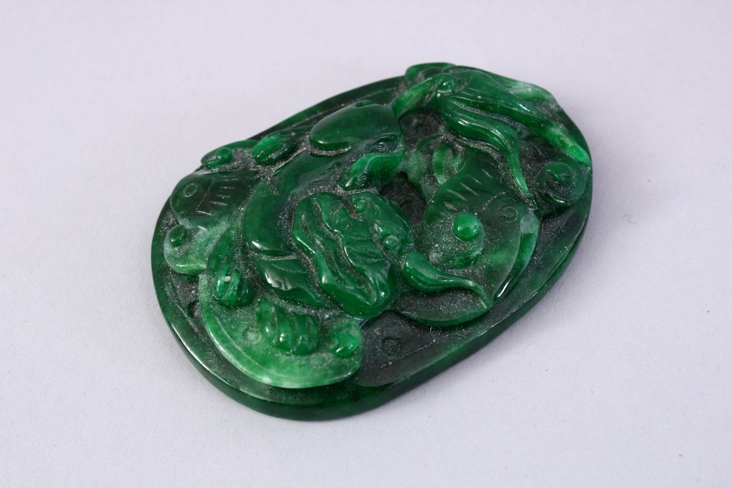 A CHINESE CARVED JADE LION DOG PENDANT, 7CM. - Image 2 of 3