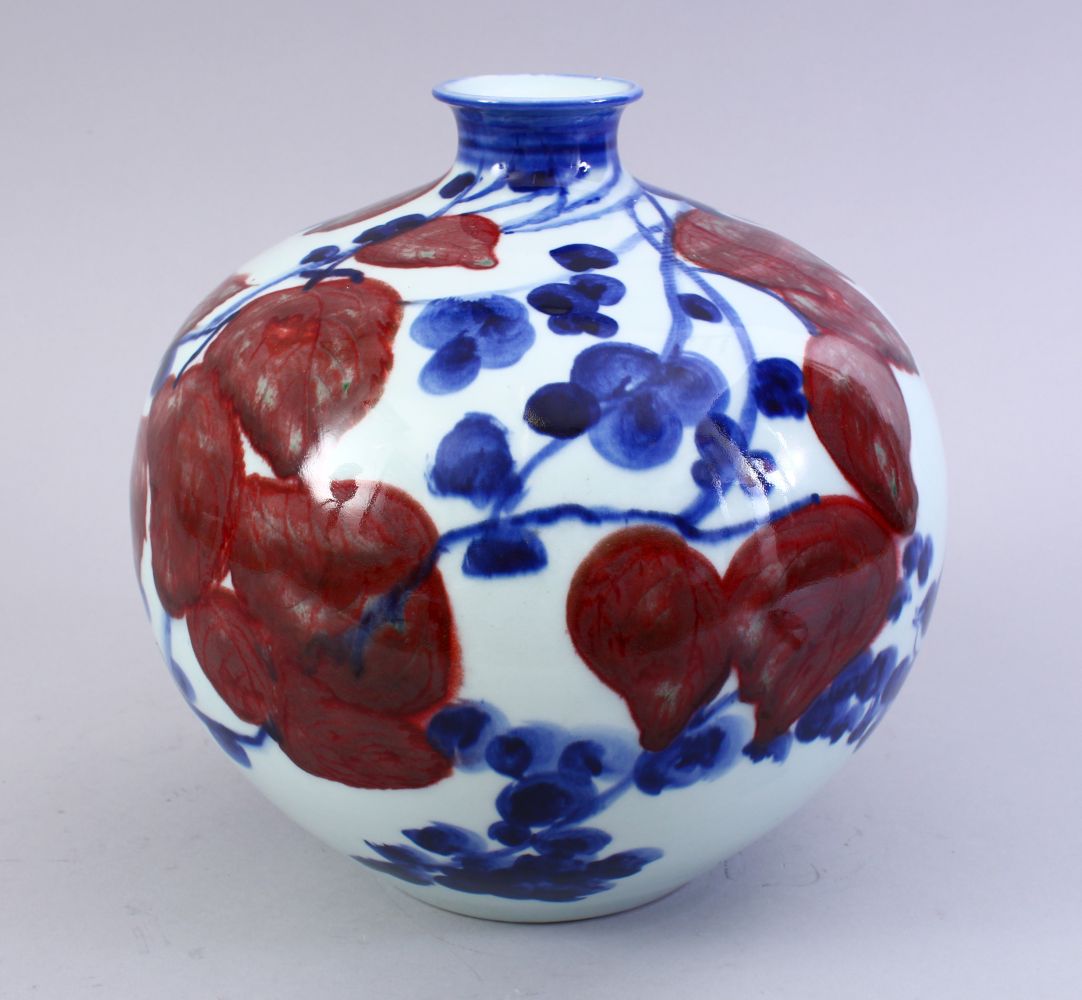 A GOOD 20TH CENTURY JAPANESE BLUE & IRON RED PORCELAIN GLOBULAR VASE, decorated in underglaze blue &