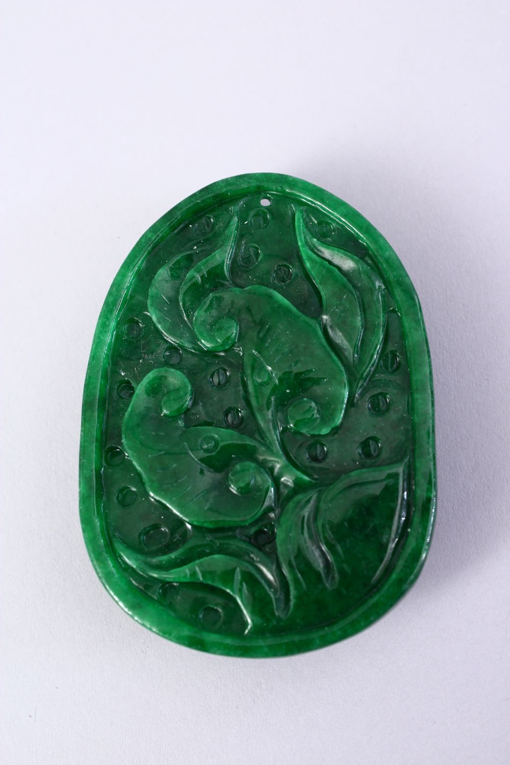 A CHINESE CARVED JADE LION DOG PENDANT, 7CM. - Image 3 of 3