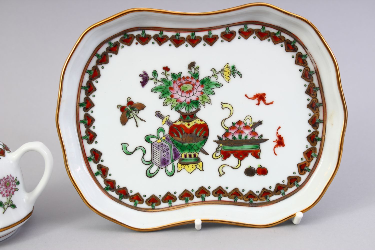 A 20TH CENTURY CHINESE FAMILLE ROSE TEA SET & TRAY, the set comprising four cups, one teapot and one - Image 2 of 5