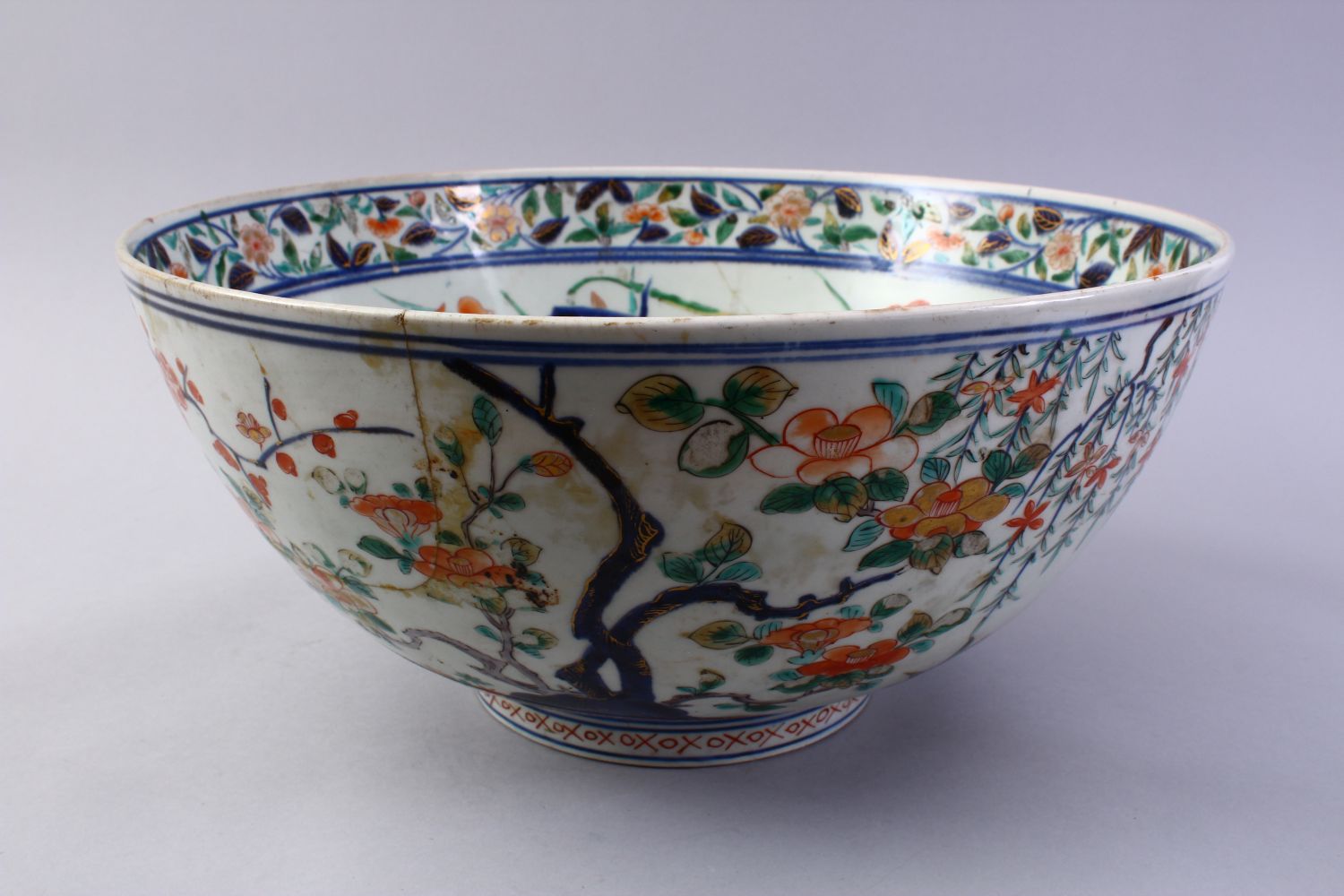 A LARGE JAPANESE MEIJI PERIOD IMARI PORCELAIN BOWL, decorated with typical imari palate, with staple - Image 4 of 6