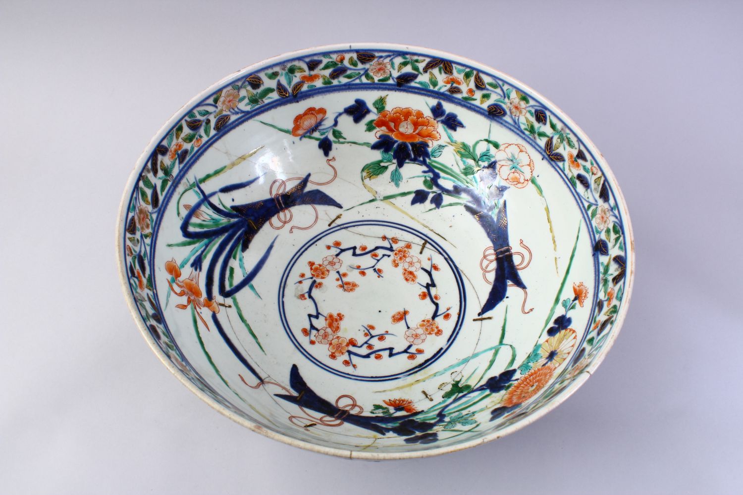 A LARGE JAPANESE MEIJI PERIOD IMARI PORCELAIN BOWL, decorated with typical imari palate, with staple - Image 5 of 6