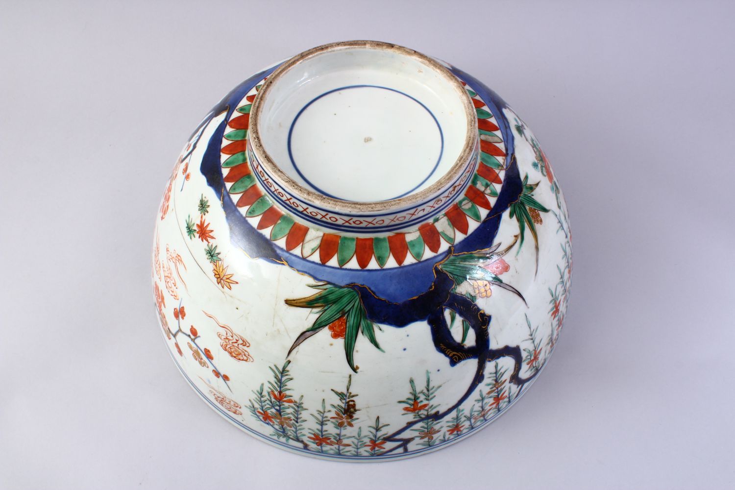 A LARGE JAPANESE MEIJI PERIOD IMARI PORCELAIN BOWL, decorated with typical imari palate, with staple - Image 6 of 6