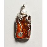 A SILVER, AMBER AND PEARL PENDANT. 1.75ins high.