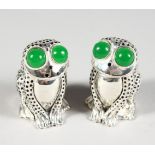 A PAIR OF AMUSING FROG SALT AND PEPPERS. 1.75ins high.