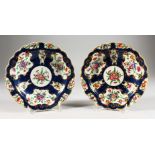 A PAIR OF18TH CENTURY WORCESTER BLUE SCALE PLATES, painted with flowers.