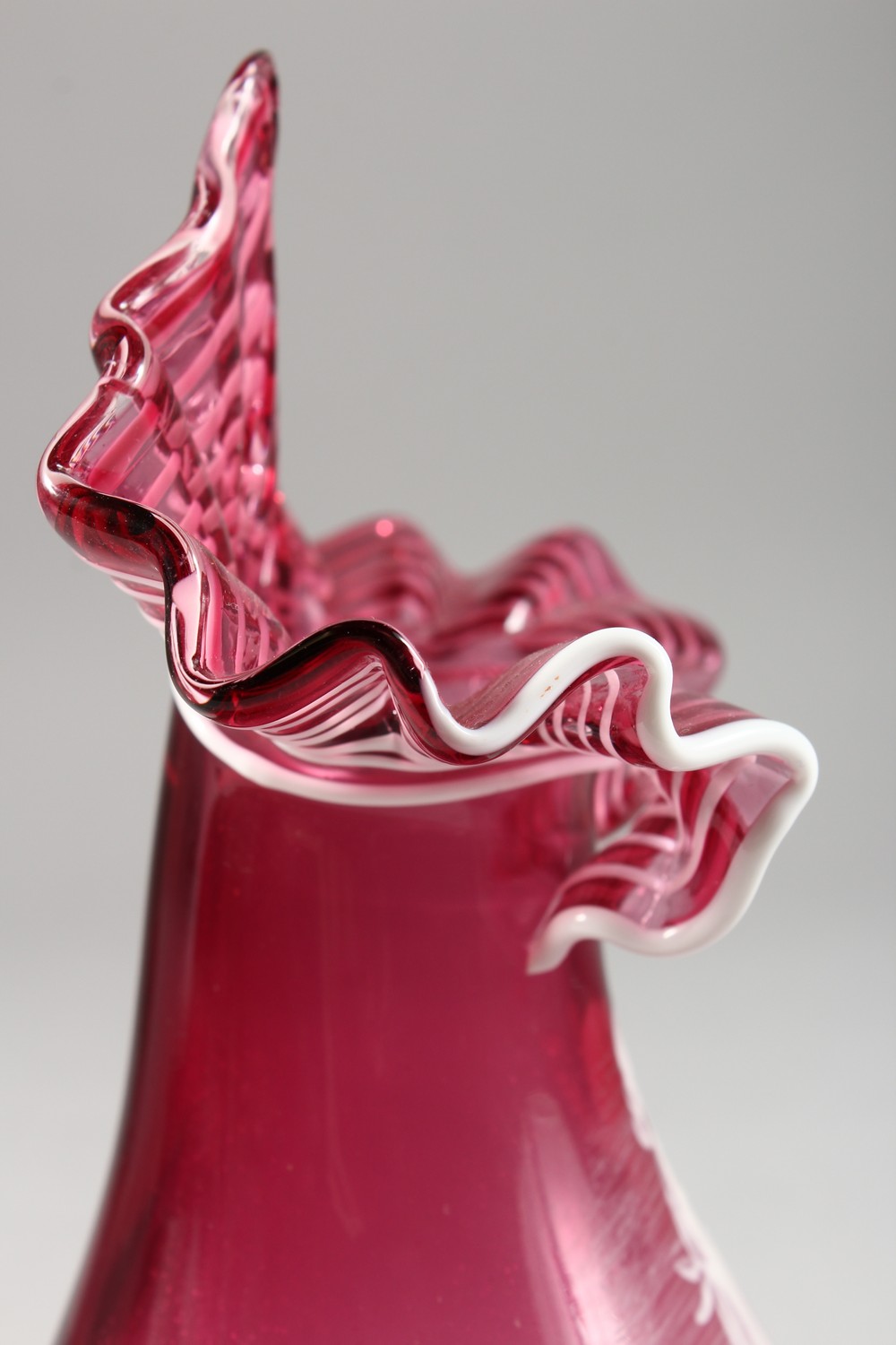 A CRANBERRY MARY GREGORY VASE. - Image 5 of 11