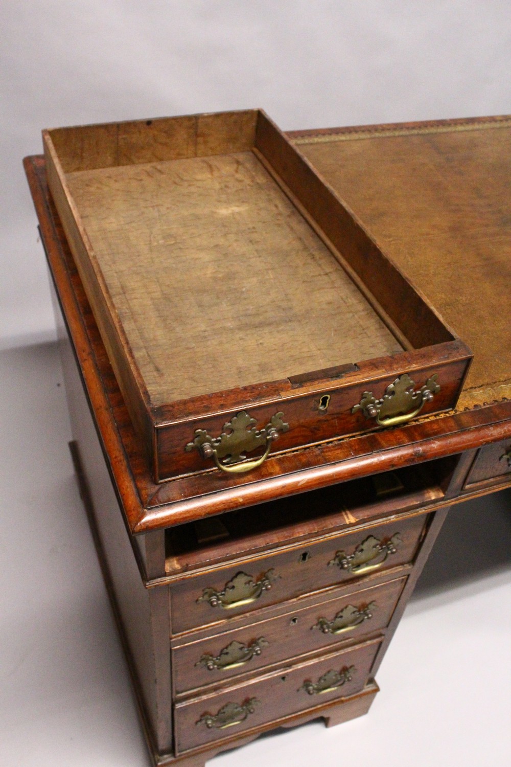 A GEORGE III MAHOGANY PEDESTAL DESK, with gilt tooled leather inset writing surface, three frieze - Image 4 of 5