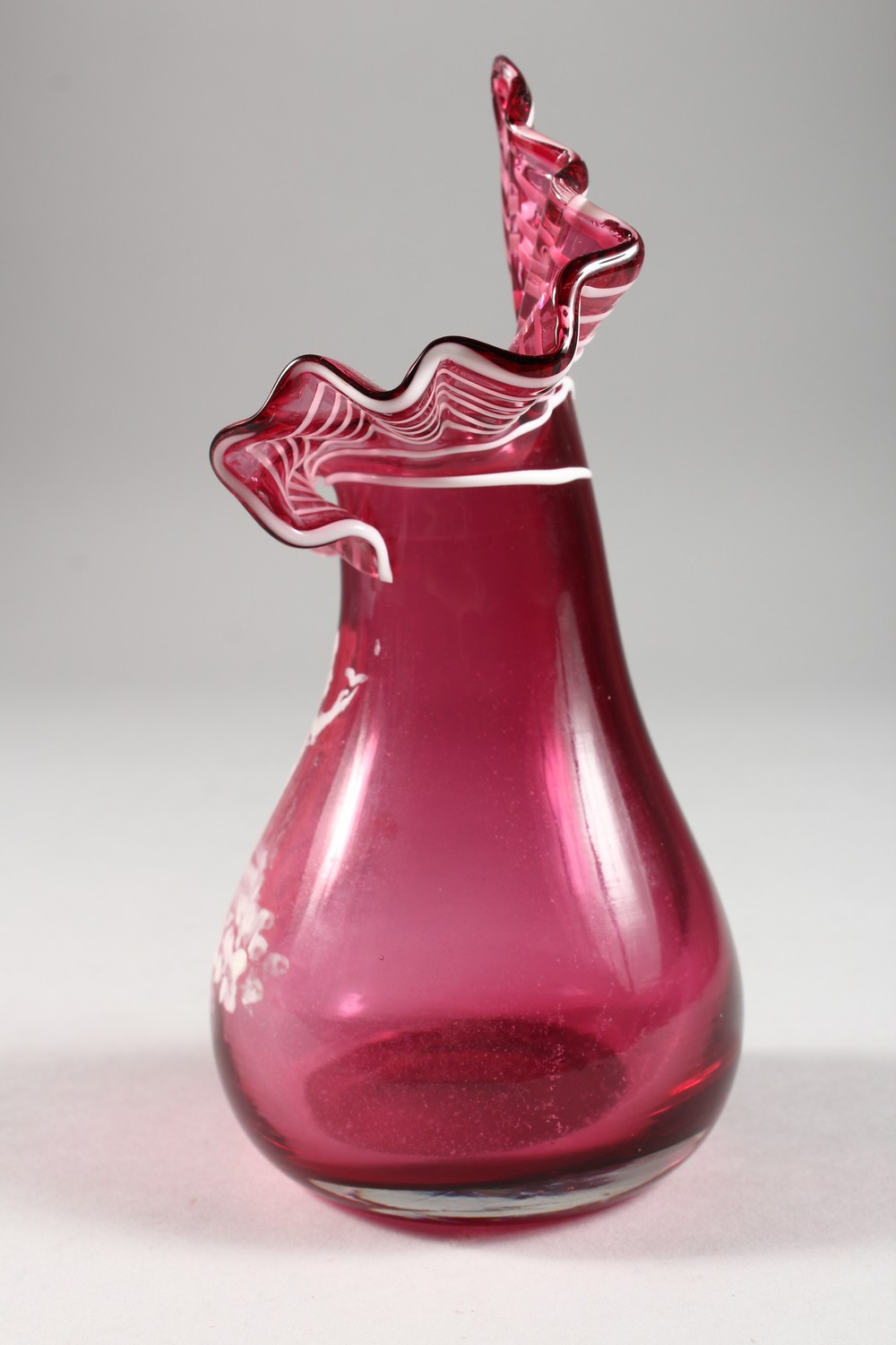 A CRANBERRY MARY GREGORY VASE. - Image 8 of 11