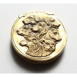 A NOVELTY BRASS DOG CIRCULAR VESTA CASE. 1.75ins diameter.