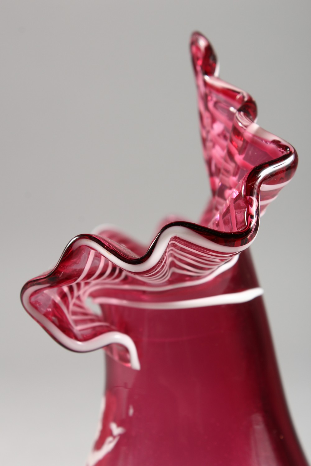 A CRANBERRY MARY GREGORY VASE. - Image 9 of 11