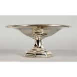 A CIRCULAR SILVER PEDESTAL TAZZA by WALKER & HALL, on an octagonal base. Sheffield 1922. Weight