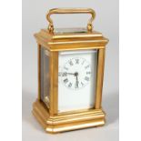 A SMALL BRASS CARRIAGE CLOCK.