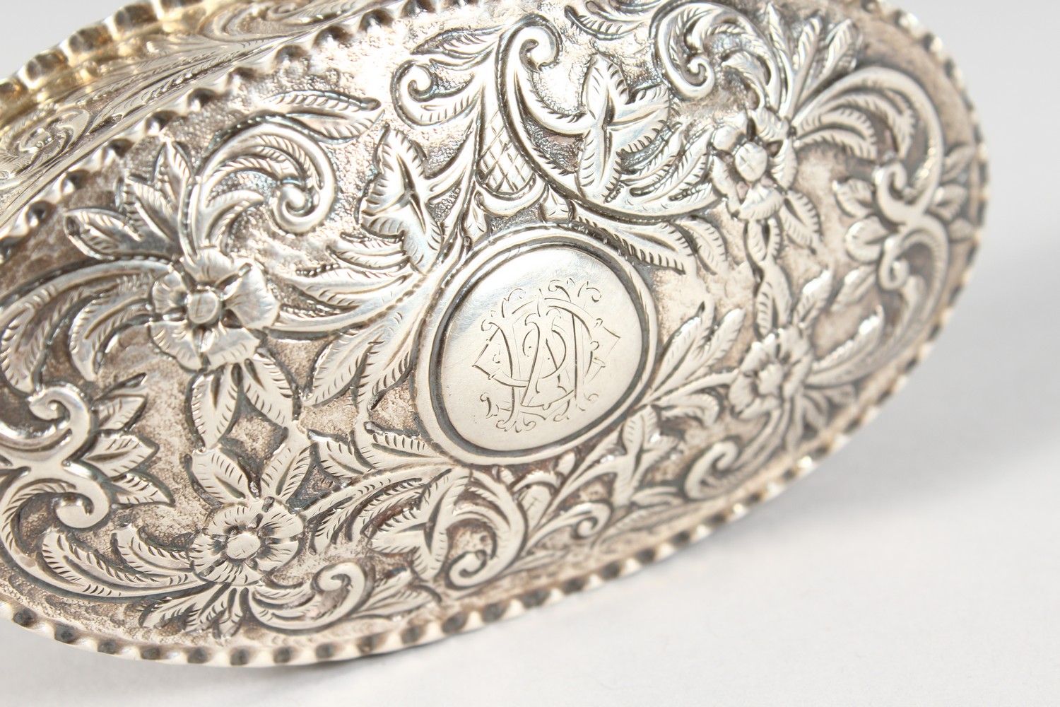 A VICTORIAN OVAL SILVER PIN BOX AND COVER, with repousse decoration. London 1890. - Image 3 of 9