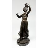 A GOOD EARLY 20TH CENTURY BRONZE FIGURE, modelled as a standing female semi-nude, playing a