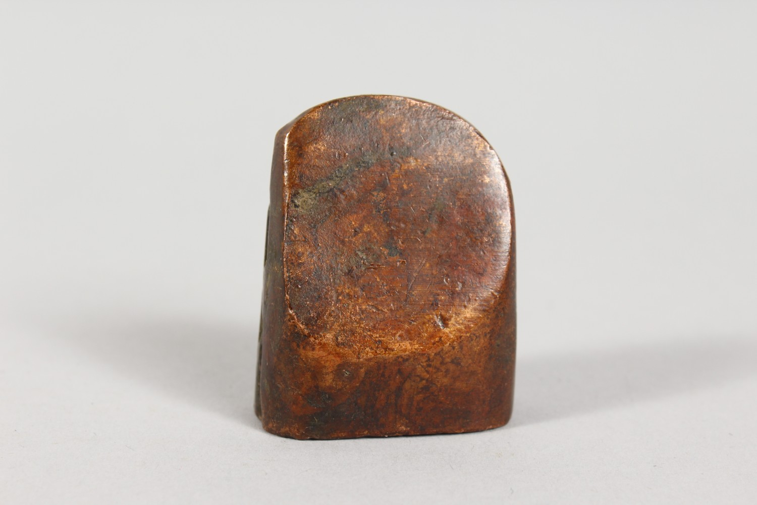 A MINIATURE CHINESE BRONZE MOUNTAIN SEAL. 1.75ins high. - Image 2 of 3
