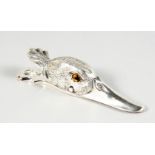 A NOVELTY SILVER PLATE "DUCKS" HEAD LETTER CLIP with glass eyes. 5ins long.