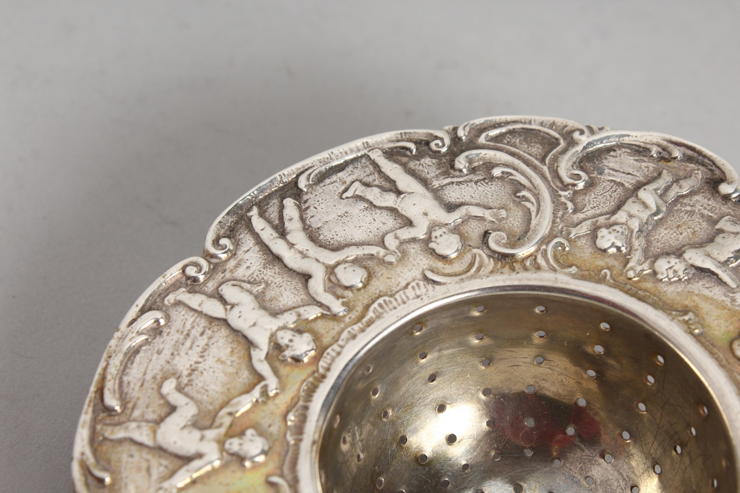 A DUTCH SILVER TEA STRAINER. - Image 3 of 5