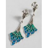 A PAIR OF SILVER AND BLUE ENAMEL PLIQUE DROP EARRINGS.