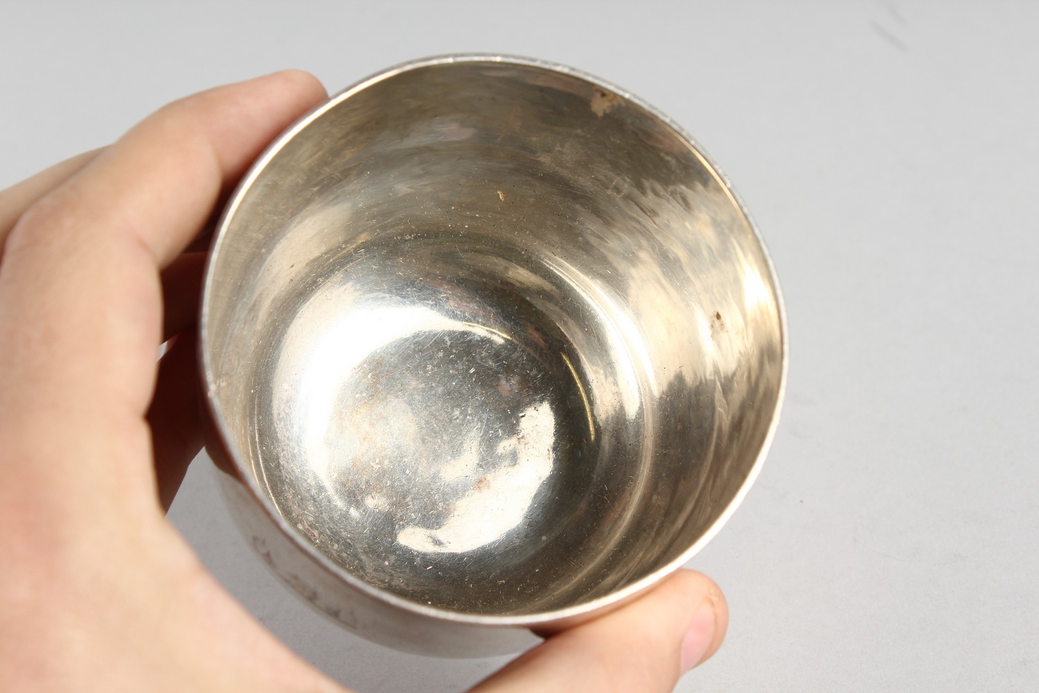 A HEAVY VICTORIAN SILVER PLAIN TUMBLER CUP, 3ins diameter x 2.5ins high. London 1863. Maker: E. K. - Image 5 of 9