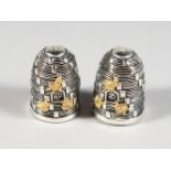 A PAIR OF AMUSING BEEHIVE SALT AND PEPPERS. 1.5ins high.
