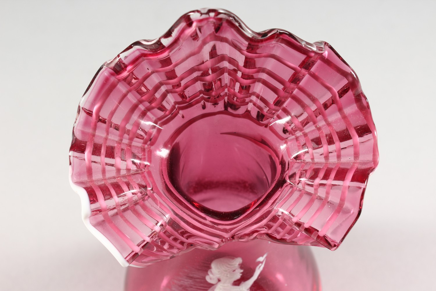 A CRANBERRY MARY GREGORY VASE. - Image 10 of 11