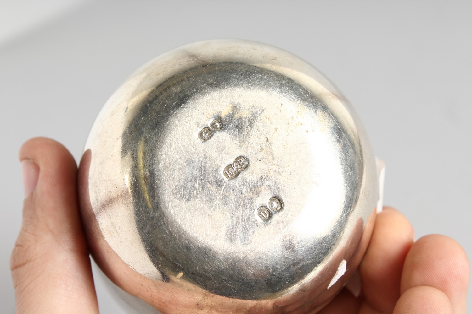 A HEAVY VICTORIAN SILVER PLAIN TUMBLER CUP, 3ins diameter x 2.5ins high. London 1863. Maker: E. K. - Image 6 of 9