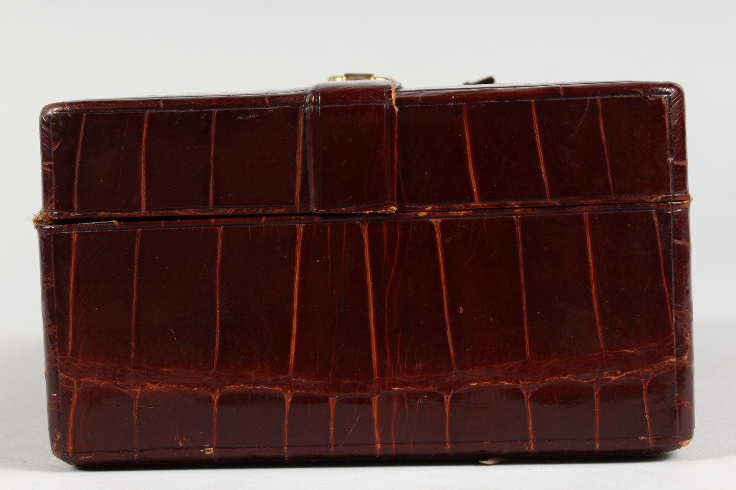 A SMALL LEATHER JEWELLERY BOX (AF). 7ins wide. - Image 3 of 6