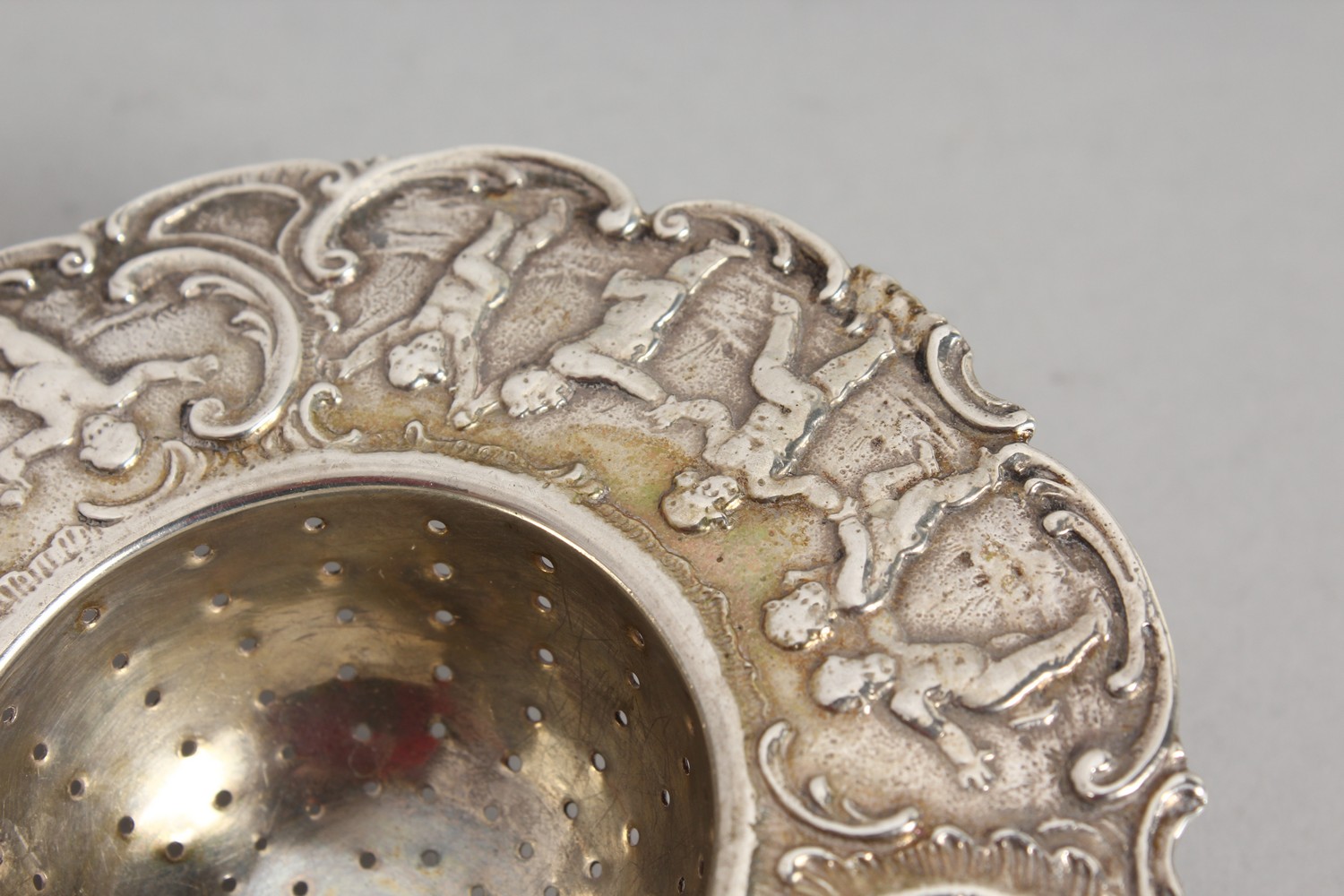 A DUTCH SILVER TEA STRAINER. - Image 4 of 5