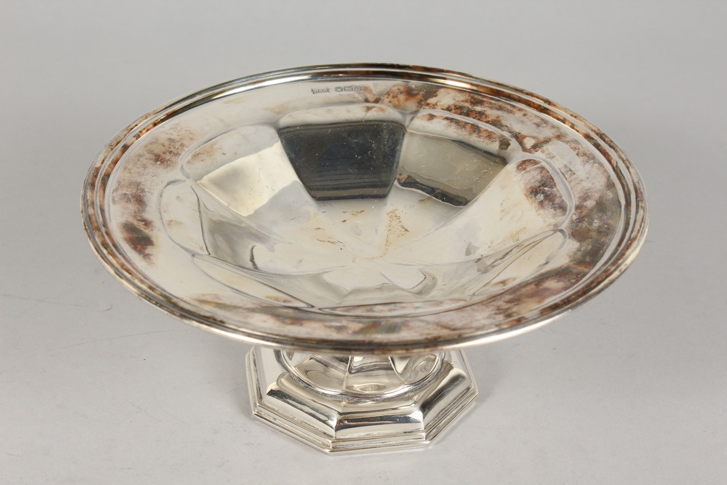 A CIRCULAR SILVER PEDESTAL TAZZA by WALKER & HALL, on an octagonal base. Sheffield 1922. Weight - Image 2 of 5