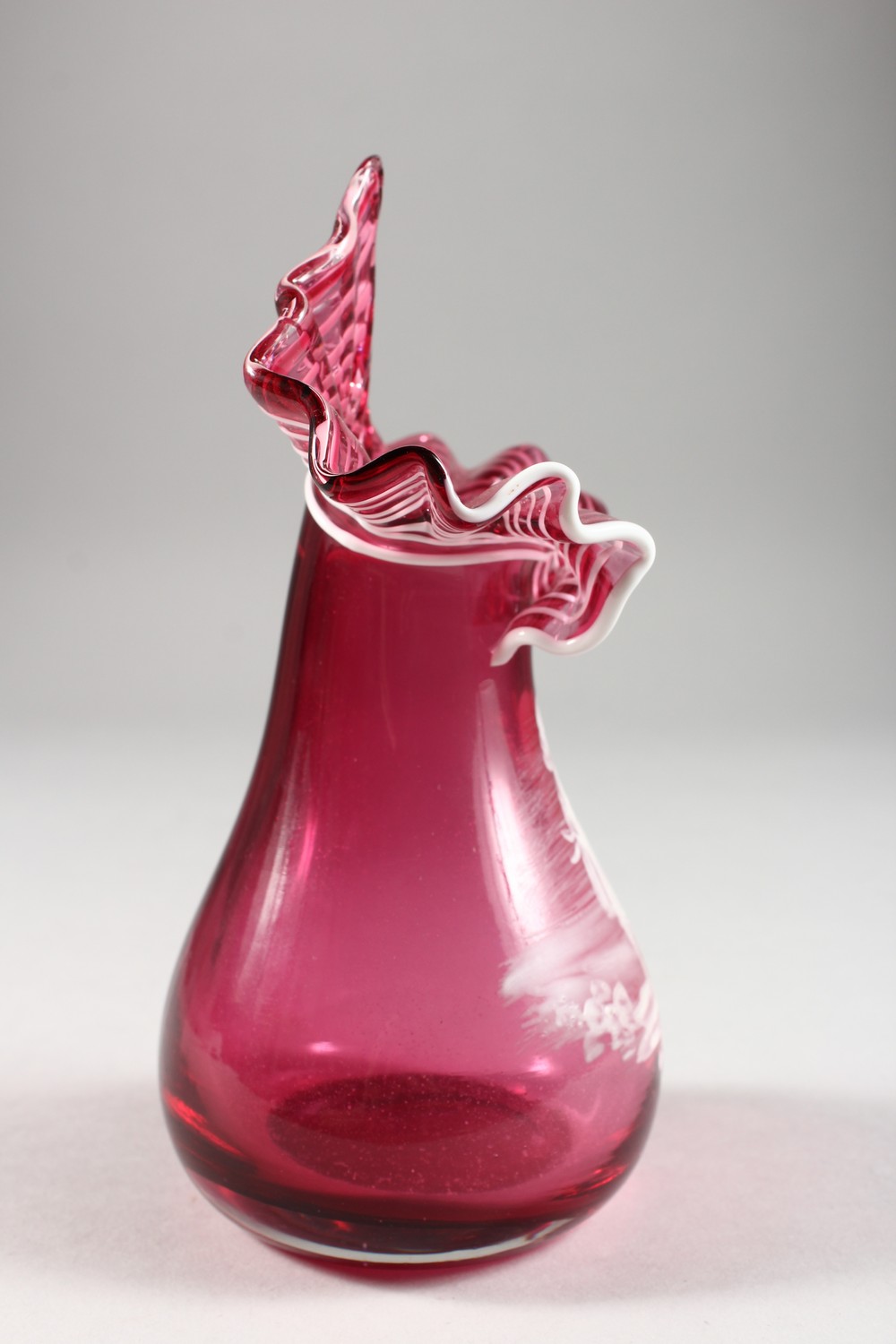 A CRANBERRY MARY GREGORY VASE. - Image 4 of 11
