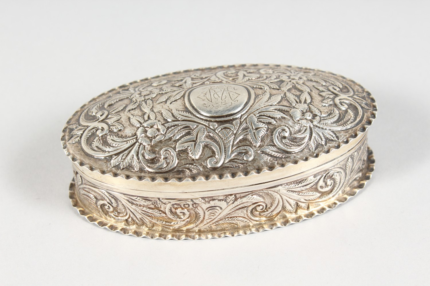 A VICTORIAN OVAL SILVER PIN BOX AND COVER, with repousse decoration. London 1890. - Image 2 of 9