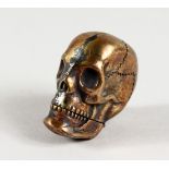 A NOVELTY BRASS SKULL VESTA CASE.