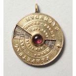 A SMALL GOLD CALENDAR PENDANT.