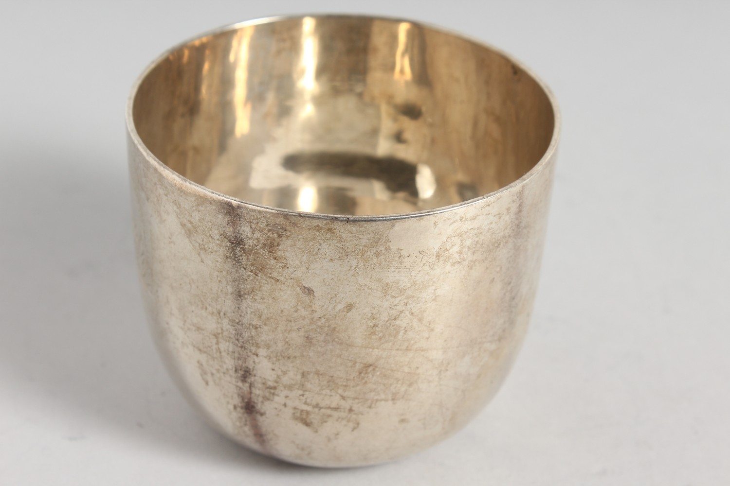 A HEAVY VICTORIAN SILVER PLAIN TUMBLER CUP, 3ins diameter x 2.5ins high. London 1863. Maker: E. K. - Image 3 of 9