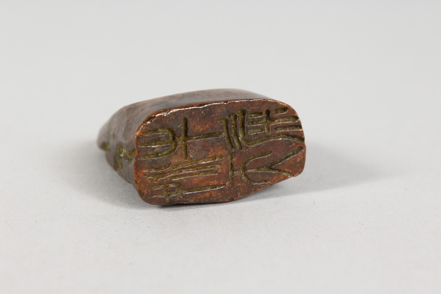 A MINIATURE CHINESE BRONZE MOUNTAIN SEAL. 1.75ins high. - Image 3 of 3
