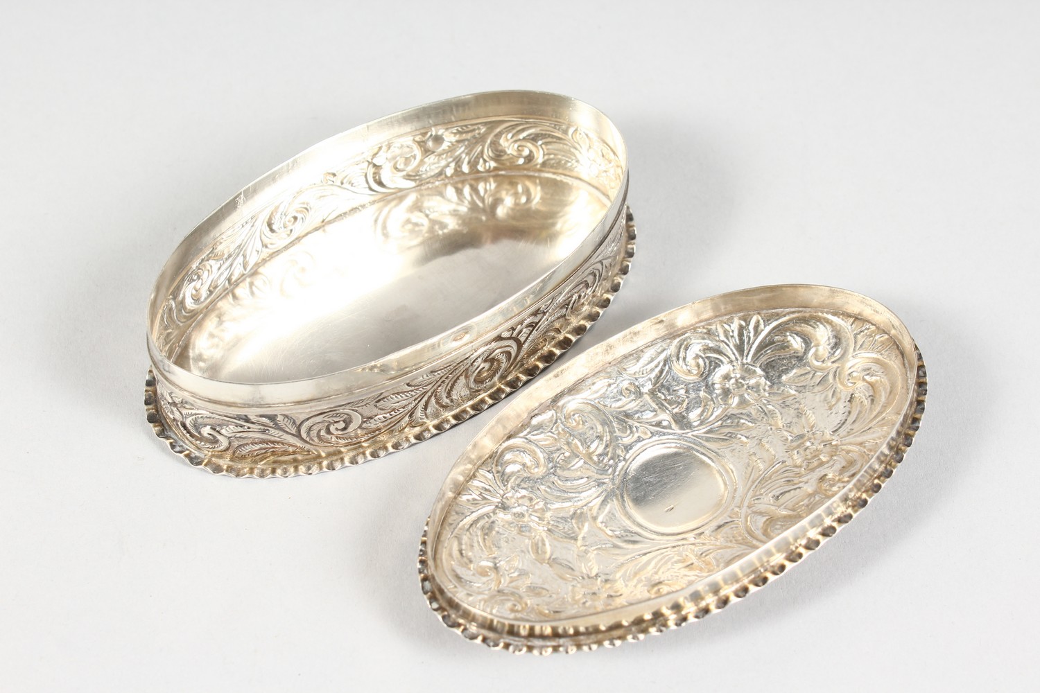 A VICTORIAN OVAL SILVER PIN BOX AND COVER, with repousse decoration. London 1890. - Image 7 of 9