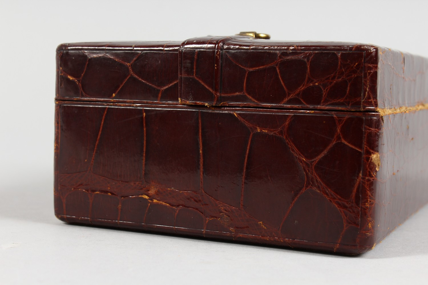 A SMALL LEATHER JEWELLERY BOX (AF). 7ins wide. - Image 5 of 6