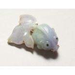 AN UNUSUAL CARVED JADE AND GOLD FISH BROOCH. 1.75ins long.