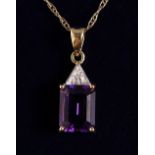 A 9CT GOLD AND AMETHYST PENDANT AND CHAIN.