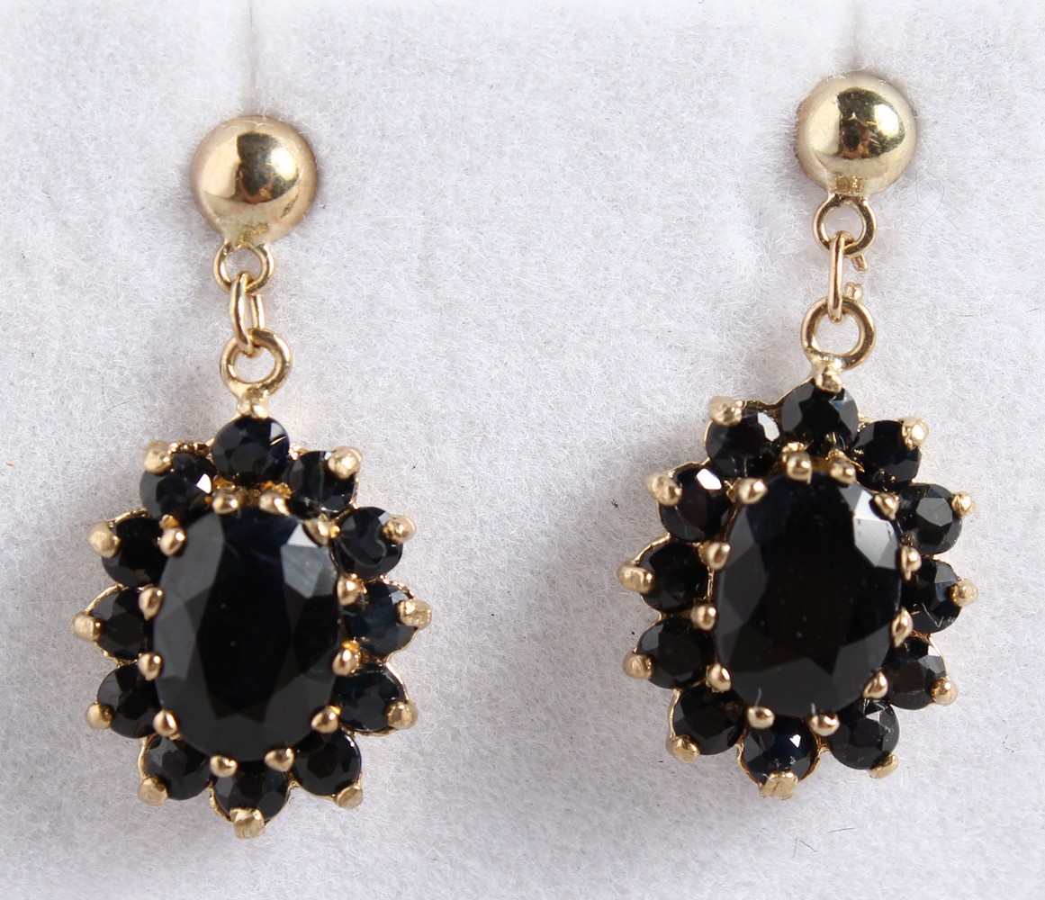 A PAIR OF 9CT GOLD GARNET SET DROP EARRINGS.