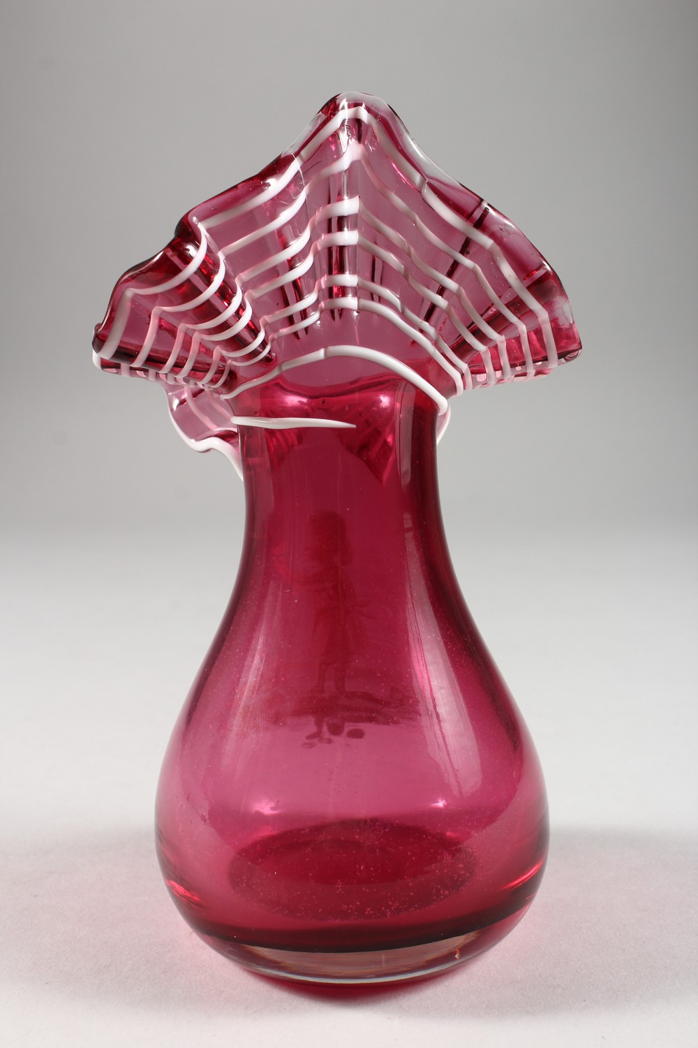 A CRANBERRY MARY GREGORY VASE. - Image 6 of 11