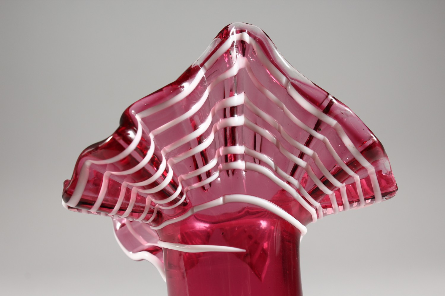 A CRANBERRY MARY GREGORY VASE. - Image 7 of 11