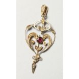 AN EDWARDIAN GOLD AND SEED PEARL PENDANT.