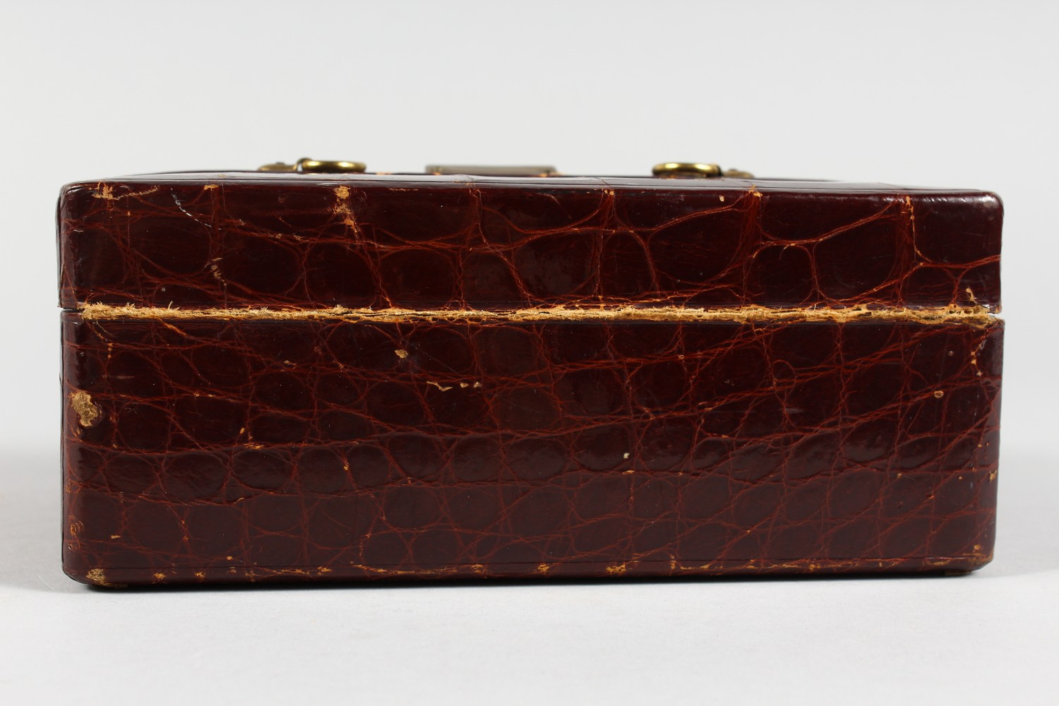 A SMALL LEATHER JEWELLERY BOX (AF). 7ins wide. - Image 4 of 6
